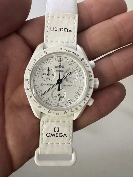 Omega x Swatch Moonswatch White Snoopy Edition. Nou in cutie.