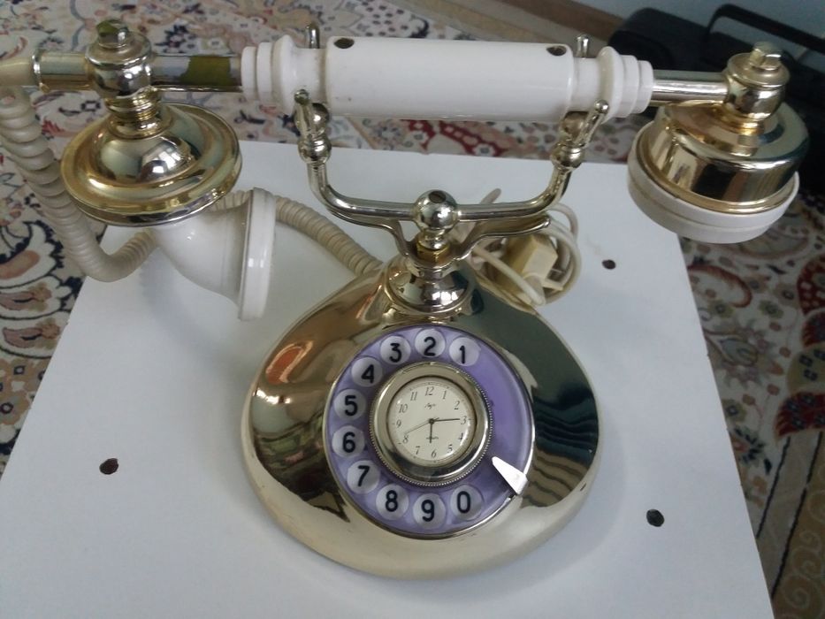 Антиквариат      Телефон    с    Часами.