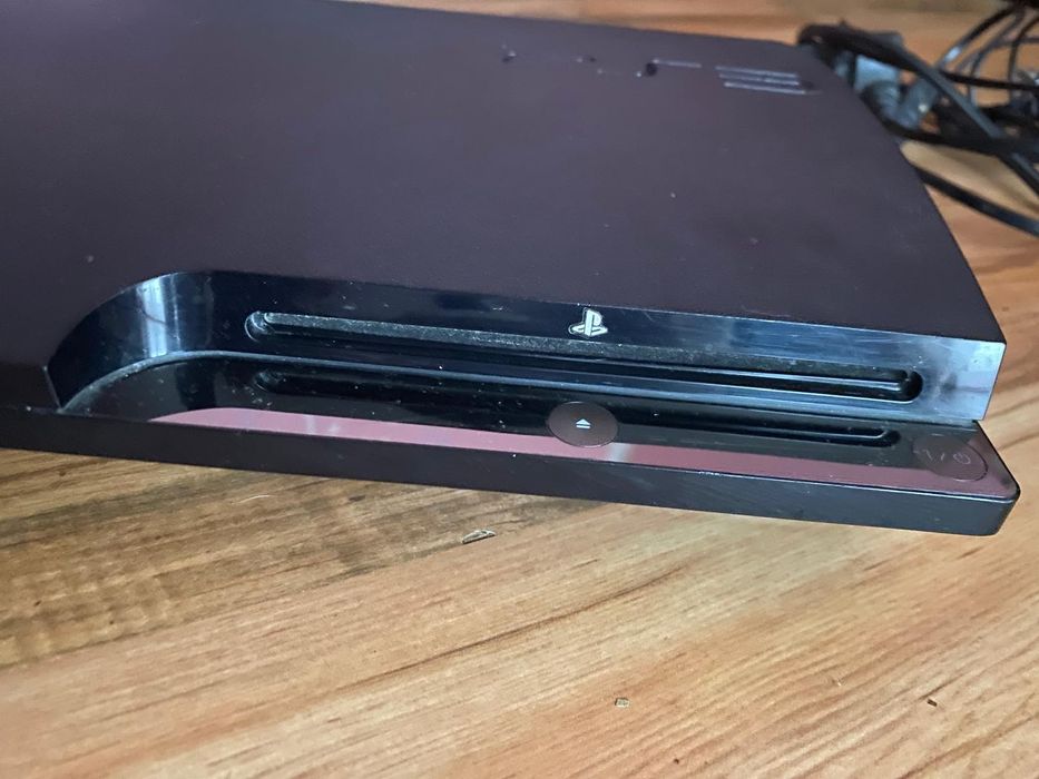 Vând PS3 vine la pachet cu maneta și două cabluri