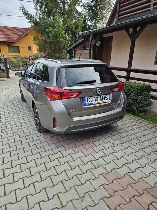 Toyota Auris Hybrid pentru Bolt si Uber