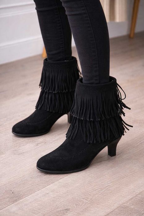 Удобни черни ботуши,естествен набук.