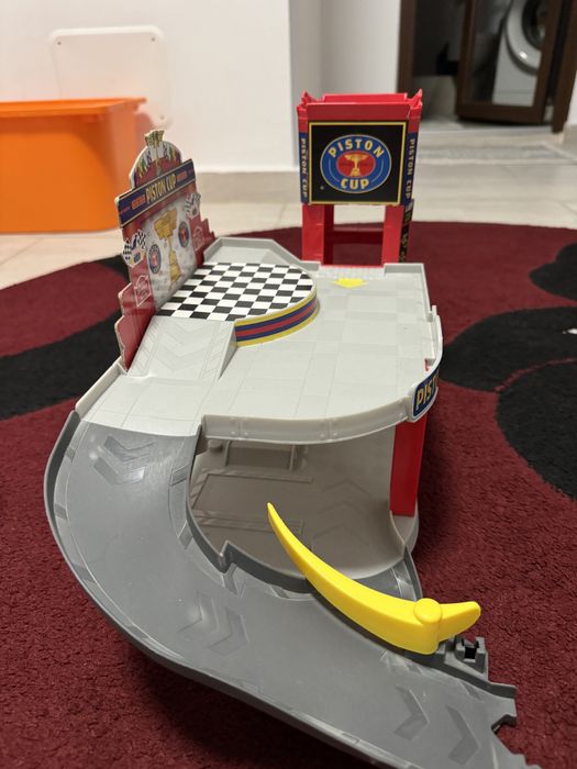 Garaj Disney/Pixar Cars Piston Cup Racing Garage