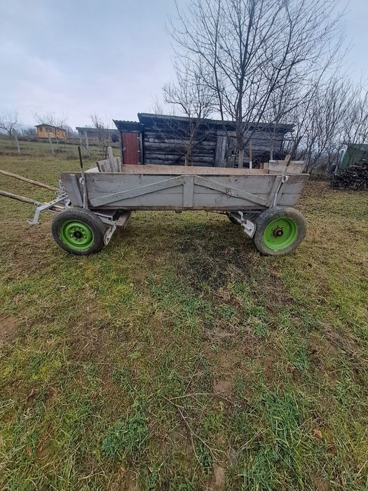 Vand căruță de un cal și de doi