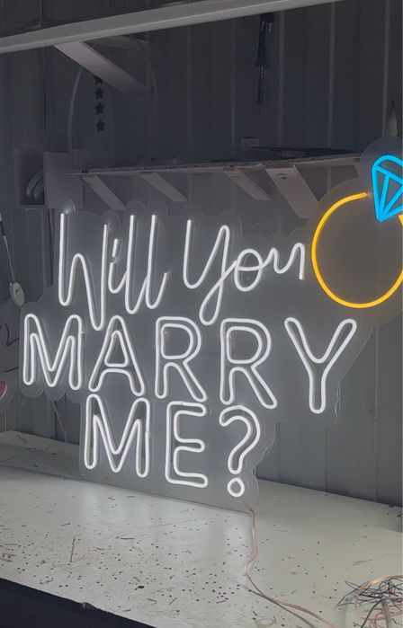 Неоновая вывеска