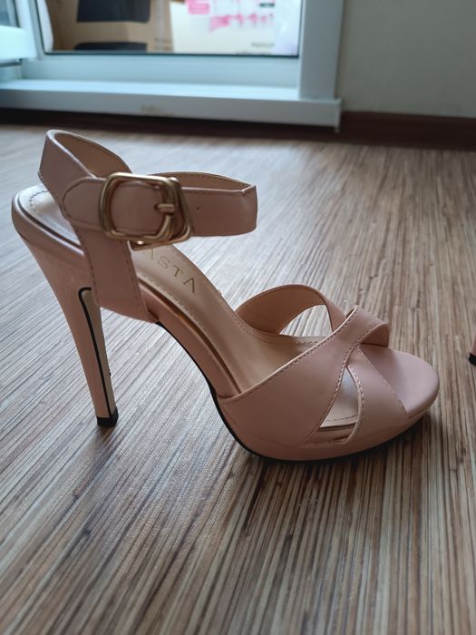 Розовые босоножки 35