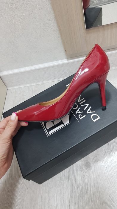 Продам красные классические туфли