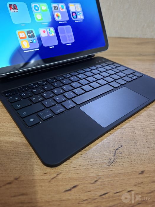 iPad A16, батарея 100%.