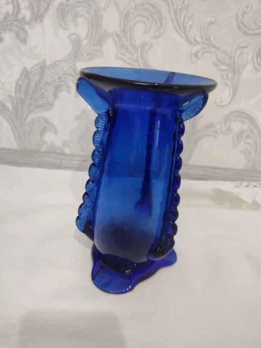 Вазы из цветного стекла.