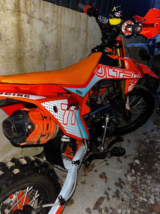 Moto cross cu cască scimb cu animale