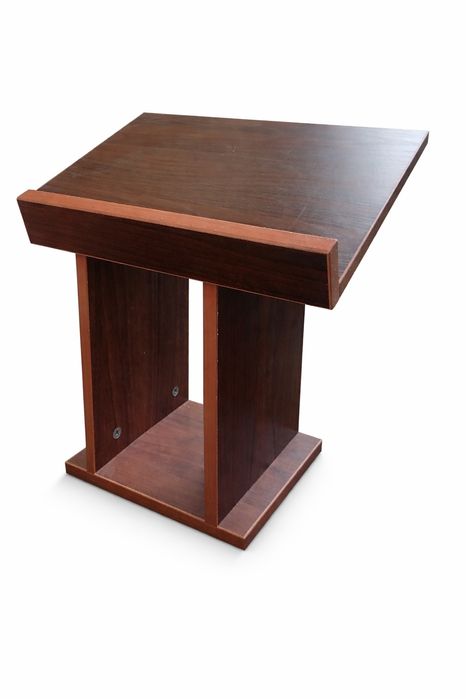 Kitob quyib uqiydigan podstafka va kichkina stulchalar