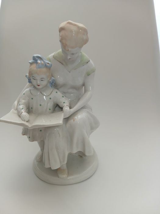 Статуэтка фарфоровая первая книга