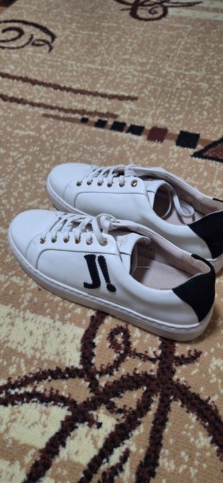 Кроссовки Joop новые.