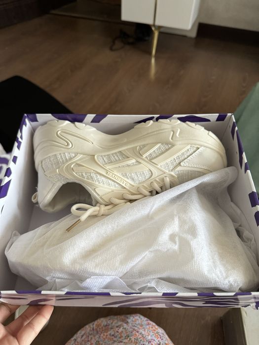 Женские кроссовкий