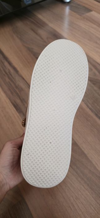 Нови бели кецове