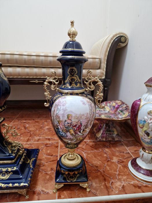 Страхотен италиански порцеланов каминен часовник с 2 декораций