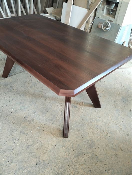 Jurnalni stol razmeri 135 sm ga 75 sm