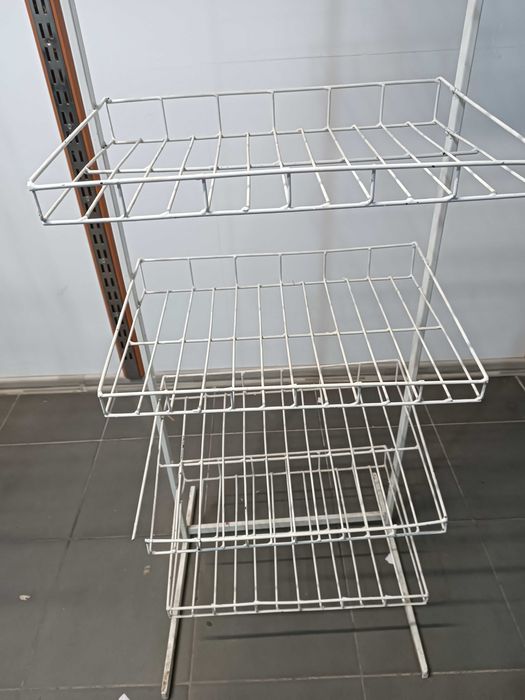Метални стелажи за магазин