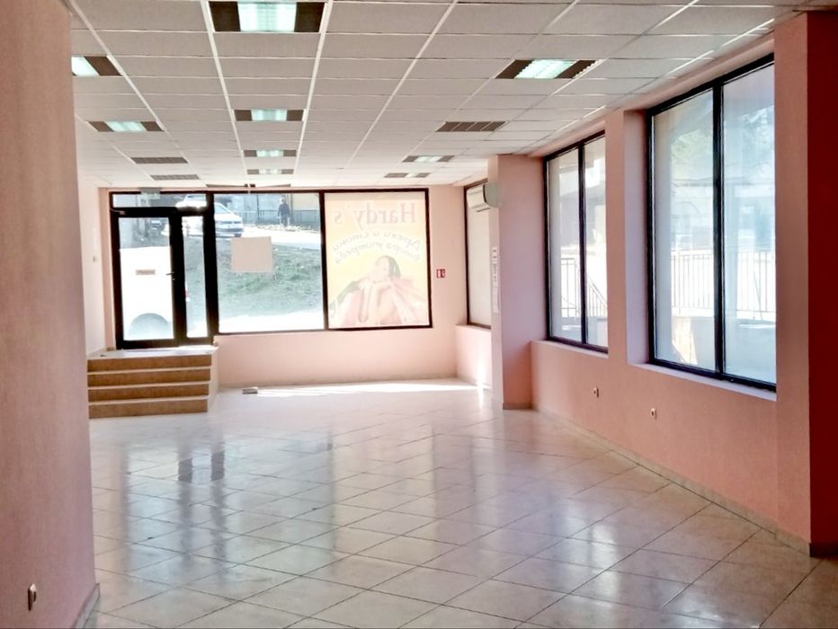 Дава се под наем Магазин в Шумен, Болницата - 110 кв.м за 500 € - Снимка #2