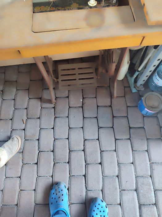 Швейную машинку продам.