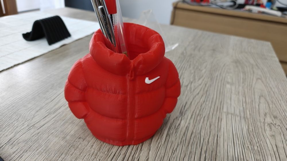 3D принтиран органайзер за химикалки – Nike стил