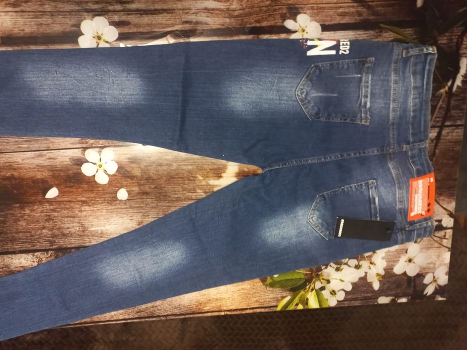 Vand o pereche blugi dama Dsquared