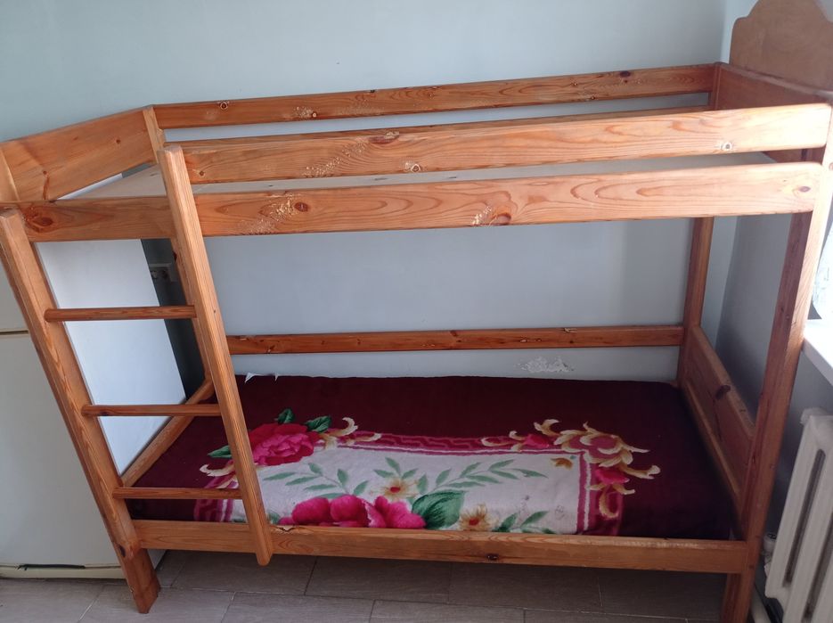 Продается деревянная кровать.