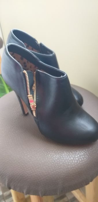 Обувки с висок ток