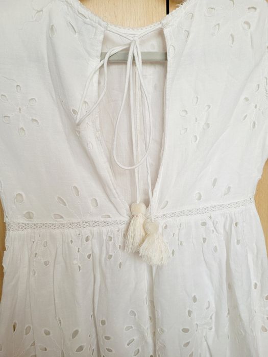 Rochie alba de vara, Zara model tip broderie