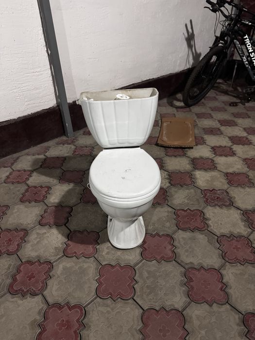 Продам унитаз с бочком