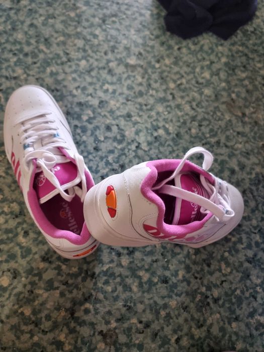 Маратонки,почти като нови и подадък къси панталонки.