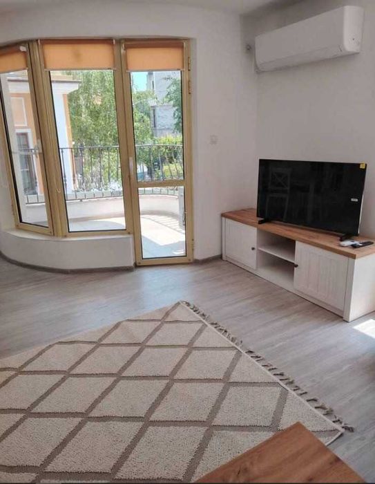 Дава се под наем Тристаен апартамент в Бургас, Център - 105 кв.м за 816 € - Снимка #1