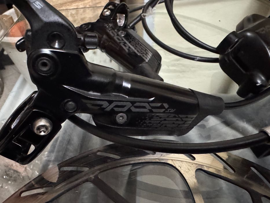 Спирачки SRAM CODE RS 4 бутални + ротори SRAM HS2 200 mm за велосипед