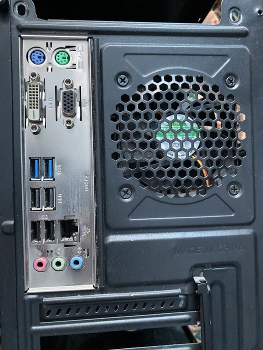 Продам корпус Aerocool с материнской платой