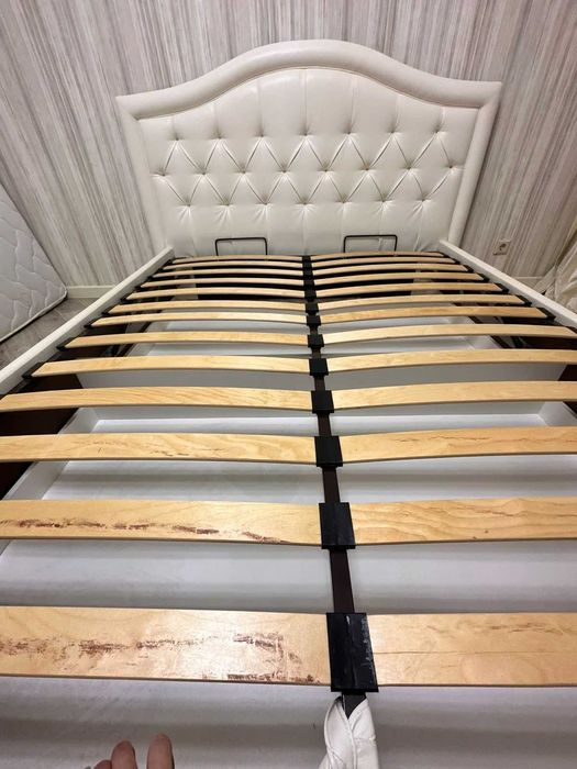 Двуспальная кровать