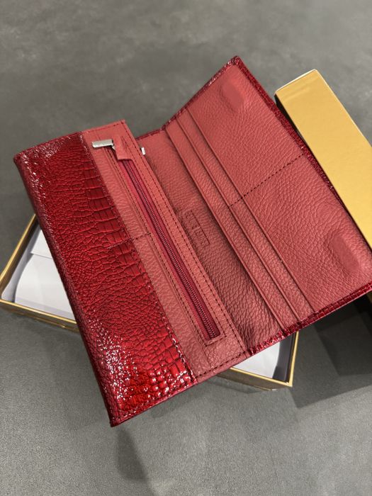 Червено лачено портмоне