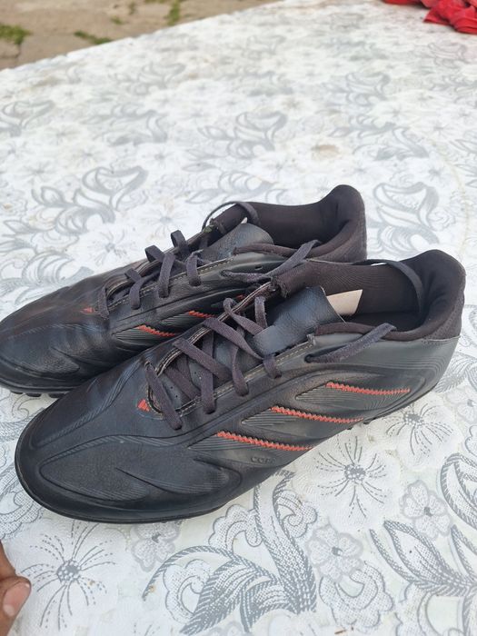 Ghete de fotbal pentru teren sintrtic in stare foarte buna  adidas nr 42 la 150 de lei NEGOCIABIL