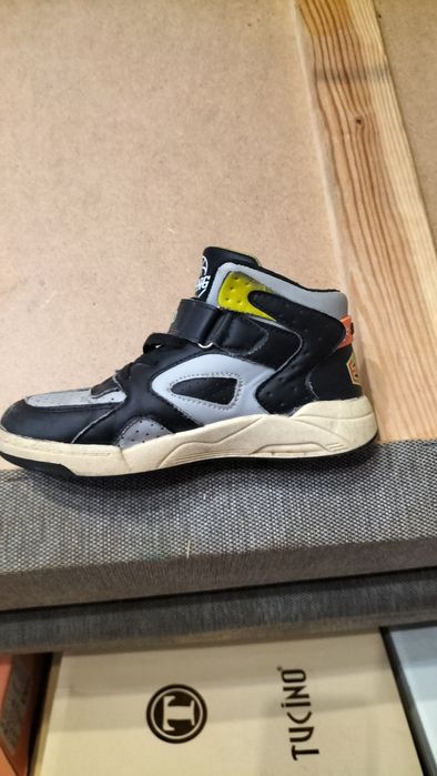 Продам ботинки  на 7-9 лет.