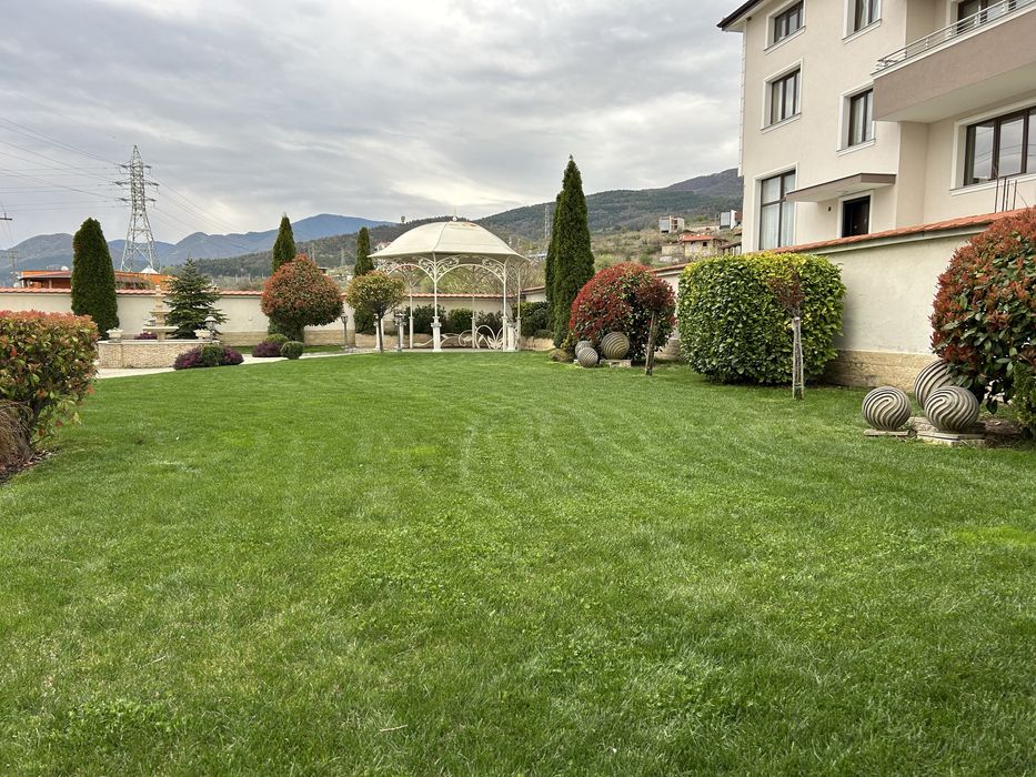 Озеленяване,изграждане на поливни системи,цялостна поддръжка