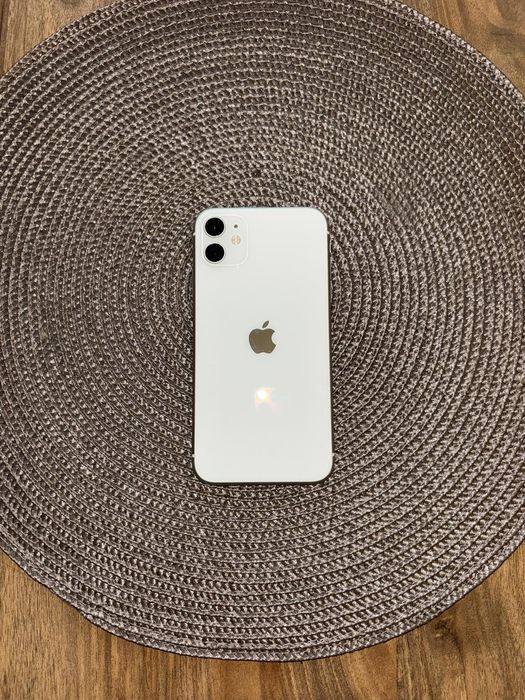 iPhone 11 в цвят бял