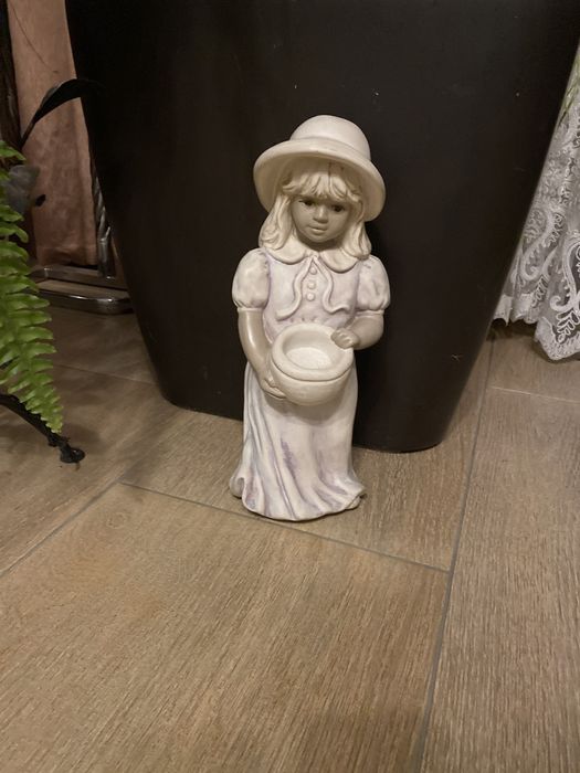 Statuetă sculptată  în piatră  ;  Broscuță sculptată în piatră