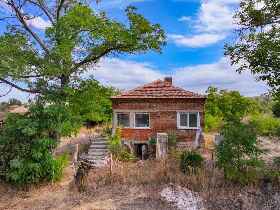 Едноетажна къща с мазе за ремонт в село Загорци, област Бургас