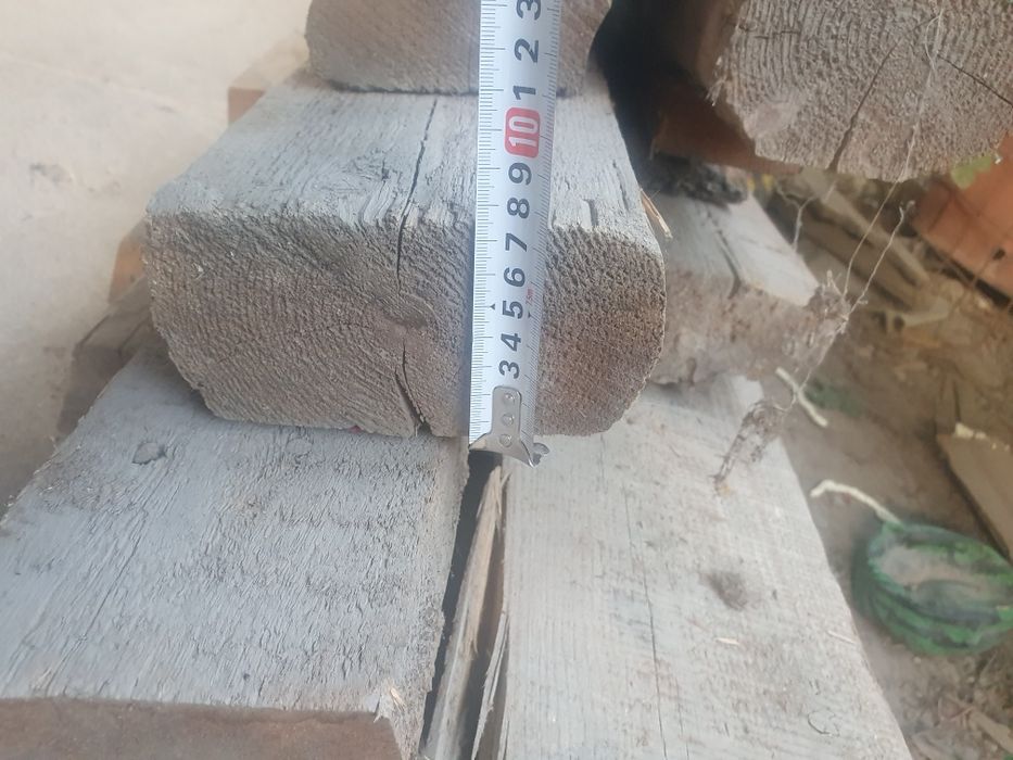 Лес необрезной балки стропила