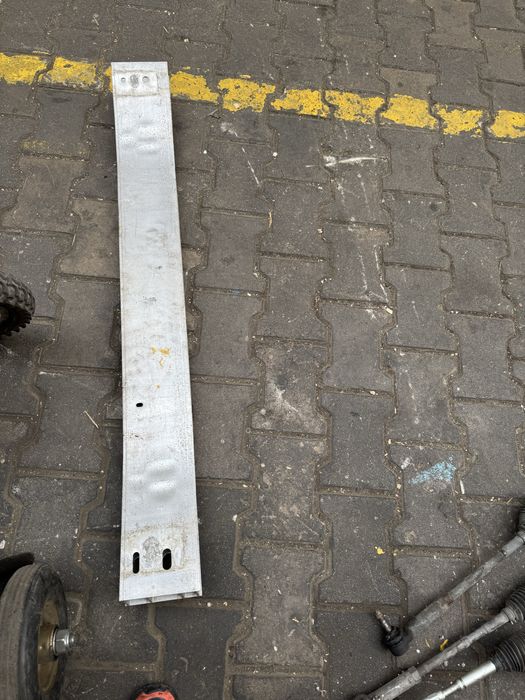 Тайота матрикс 2010 усилитель бампер Toyota Matrix