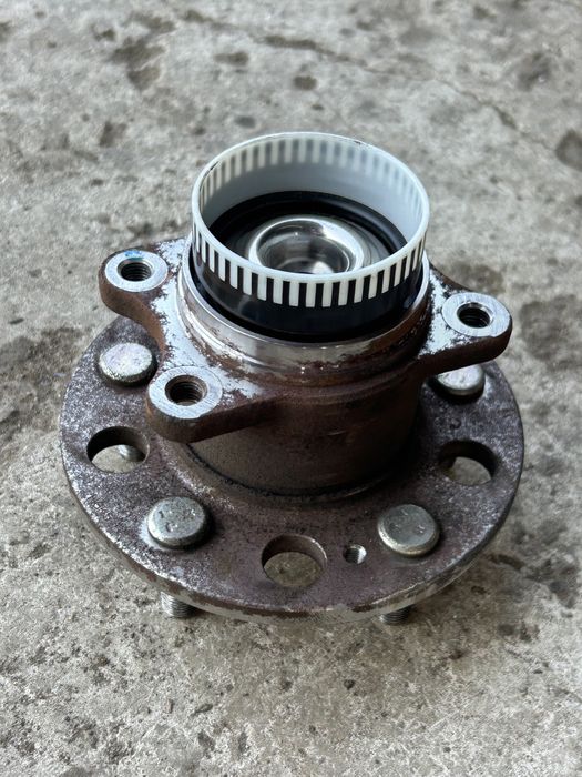 Подшипник в сборе с кореи оригинал kia k5 2012