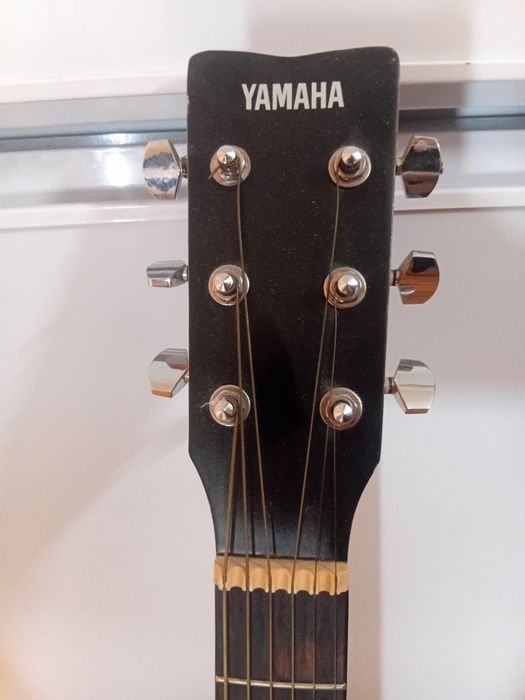 Продам гитару YAMAHA