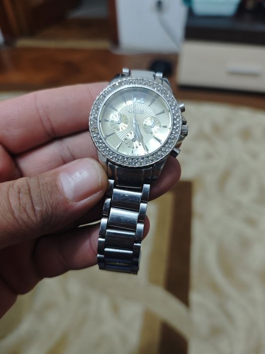 Vând ceas Guess de dama cu pietricele