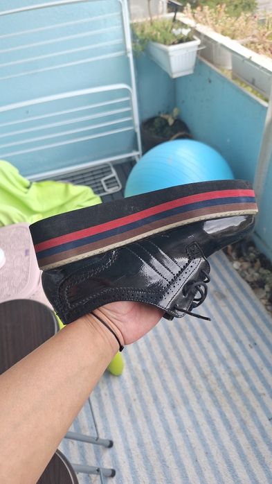 Лачени обувки на платформа,използвани много малко, шити ,40номер