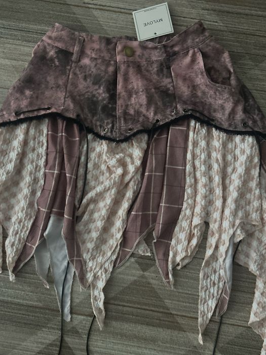 Стильная женская мини-юбка с высокой талией и рваным дизайном