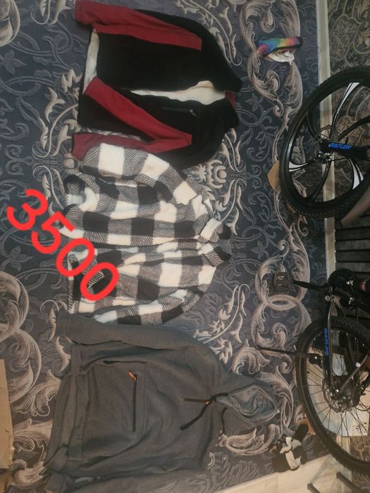 Продам толстовки и куртку