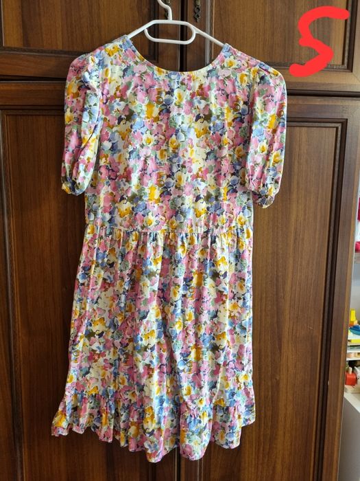 Различни дамски рокли